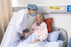 Nhân viên y tế chăm sóc bệnh nhân tại bệnh viện ở Thành Đô, tỉnh Tứ Xuyên, Trung Quốc ngày 8/5/2020. (Ảnh: THX/TTXVN)