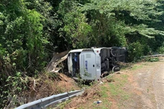 Xe khách 73B-009.25 gặp nạn khiến 15 người thiệt mạng. (Ảnh: TTXVN)