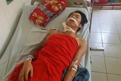 Bệnh nhân bị đâm thủng động mạch cảnh chung được điều trị tại bệnh viện. (Ảnh: Đậu Tất Thành/TTXVN)