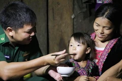 Cán bộ, chiến sỹ biên phòng cắm bản cùng ăn, cùng ở với dân bản. (Ảnh: Quý Trung/TTXVN)