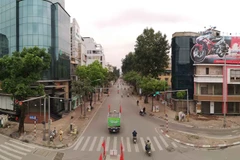Nhiều tuyến phố thưa vắng trong những ngày cách ly toàn xã hội. (Nguồn: TTXVN)