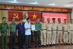 Ông Bùi Văn Cường (áo trắng), Ủy viên Trung ương Đảng, Bí thư Tỉnh ủy Đắk Lắk trao thư khen Công an tỉnh Đắk Lắk. (Ảnh: TTXVN)