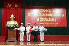 Phó Chánh Văn phòng Trung Ương Đảng Nguyễn Đắc Vinh tặng hoa chúc mừng tân giám đốc Công an tỉnh Nghệ An, tân giám đốc Công an tỉnh tỉnh Hà Tĩnh và thiếu tướng Nguyễn Hữu Cầu nghỉ hưu theo chế độ. (Ảnh: Nguyễn Oanh/TTXVN)