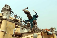 Những ngôi nhà kiên cố được người dân chủ động tháo dỡ để trả lại mặt bằng cho di tích. (Ảnh: Đỗ Trưởng/TTXVN)