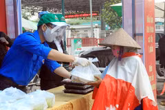 Suất ăn miễn phí làm ấm lòng người lao động nghèo giữa mùa dịch. (Ảnh: An Đăng/TTXVN)