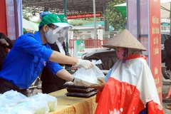 Suất ăn miễn phí làm ấm lòng người lao động nghèo giữa mùa dịch. (Ảnh: An Đăng/TTXVN)
