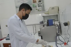 Cán bộ, giảng viên trường Đại học Bách khoa-Đại học Đà Nẵng đang pha chế nước rửa tay sát khuẩn. (Ảnh: Văn Dũng/TTXVN)