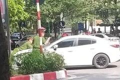 Bắt tạm giam tài xế bỏ chạy, hất chiến sỹ công an lên nắp capô