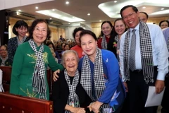 Chủ tịch Quốc hội Nguyễn Thị Kim Ngân với các đại biểu dự buổi họp mặt. (Ảnh: Trọng Đức/TTXVN)