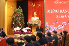 Thường trực Ban Bí thư Trần Quốc Vượng chúc Tết cán bộ, nhân viên Văn phòng Trung ương Đảng. (Ảnh: Văn Điệp/TTXVN)