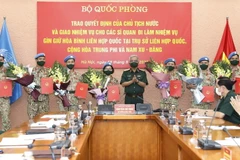 Thượng tướng Nguyễn Chí Vịnh, Thứ trưởng Bộ Quốc phòng trao Quyết định của Chủ tịch nước cho các sỹ quan đi làm nhiệm vụ gìn giữ hòa bình Liên hợp quốc. (Ảnh: Dương Giang/TTXVN)