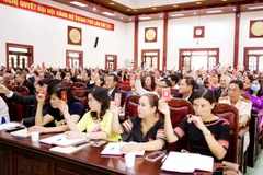 Biểu quyết thông qua các chỉ tiêu Nghị quyết Đại hội đại biểu Đảng bộ thành phố Pleiku lần thứ XII, nhiệm kỳ 2020-2025. (Nguồn: Tinhuygialai.org.vn)