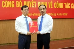 Bí thư Tỉnh ủy Tuyên Quang Chẩu Văn Lâm (phải) trao quyết định của Thủ tướng Chính phủ phê chuẩn kết quả bầu chức vụ Chủ tịch UBND tỉnh Tuyên Quang nhiệm kỳ 2016-2021 đối với ông Nguyễn Văn Sơn, Phó Bí thư Tỉnh ủy Tuyên Quang nhiệm kỳ 2015-2020. (Ảnh: Qua