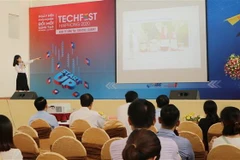 Đại diện các dự án trình bày ý tưởng để giới thiệu sản phẩm và gọi vốn đầu tư. (Ảnh: Minh Thu/TTXVN)