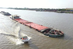 Cảnh sát giao thông đường thủy Ninh Bình tuần tra trên sông. (Ảnh: Minh Đứ/TTXVN)