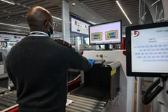 Nhân viên an ninh sử dụng thiết bị giám sát hàng hóa tại một sân bay. (Ảnh minh họa. Nguồn: AFP)