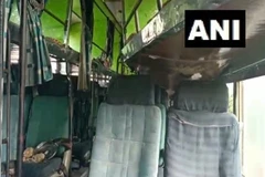 Chiếc xe buýt chở 40 hành khách bất ngờ bốc cháy sau khi chạm vào đường dây điện 11 kV. (Nguồn: ANI)