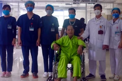 Bệnh nhân Thiều Hữu Đức (người ngồi xe lăn) đã ổn định sức khỏe. (Nguồn: Báo Yên Bái)