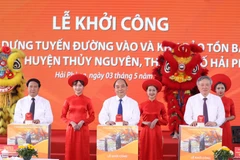 Thủ tướng Nguyễn Xuân Phúc và các đại biểu thực hiện nghi thức khởi công. (Ảnh: Thống Nhất/TTXVN)