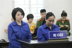 Bị cáo Nguyễn Thị Vững và bị cáo Nguyễn Thị Vân tại phiên tòa. (Ảnh: Doãn Tấn/TTXVN)