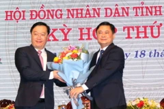 Ông Thái Thanh Quý - Ủy viên dự khuyết Trung ương, Bí thư Tỉnh ủy tặng hoa chúc mừng ông Nguyễn Đức Trung. (Ảnh: Tá Chuyên/TTXVN)