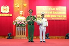 Thứ trưởng Bộ Công an Nguyễn Duy Ngọc trao quyết định điều động, bổ nhiệm Đại tá Đặng Hồng Đức giữ chức vụ Giám đốc Công an tỉnh Yên Bái. (Ảnh: Việt Dũng/TTXVN)