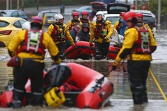Lực lượng cứu hộ sơ tán người dân khỏi khu vực ngập lụt sau bão Dennis tại Nantgarw, South Wales, Anh, ngày 16/2/2020. (Ảnh: AFP/TTXVN)