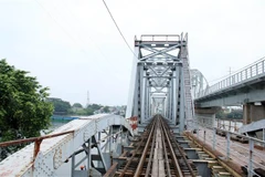 Sau hơn 100 năm khai thác, một phần cầu đường sắt Bình Lợi cũ sẽ được bản tồn để phục vụ nghiên cứu khoa học và phát triển du lịch. (Ảnh: Tiến Lực/TTXVN)