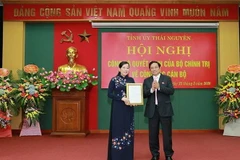 Trưởng Ban Tổ chức Trung ương Phạm Minh Chính trao Quyết định số 2139-QĐNS/TW ngày 20/5/2020 của Bộ Chính trị điều động, phân công, chỉ định bà Nguyễn Thanh Hải giữ chức Bí thư Tỉnh ủy Thái Nguyên nhiệm kỳ 2015-2020. (Ảnh: Quân Trang/TTXVN)