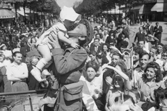 Binh lính Anh nhận được sự đón tiếp nồng hậu của người dân Paris (Pháp) khi tiến vào thành phố vừa được giải phóng. (Ảnh: Tư liệu quốc tế/TTXVN phát)