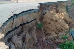 Hiện trường vụ sạt lở mới tại khu vực sạt lở Quốc lộ 91 đoạn qua ấp Bình Tân, xã Bình Mỹ, huyện Châu Phú, tỉnh An Giang. (Ảnh: Công Mạo/TTXVN)