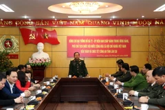 Đại tướng Đỗ Bá Tỵ, Ủy viên Trung ương Đảng, Phó Chủ tịch Quốc hội chúc Tết cán bộ, chiến sỹ đang làm nhiệm vụ tại công an tỉnh Lào Cai. (Ảnh: Quốc Khánh/TTXVN)