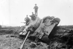 Xe tăng của địch bị quân ta đánh gục ngay loạt đạn đầu tiên tại bản Sẩy, huyện Hòa An, tỉnh Cao Bằng. (Ảnh: Trần Mạnh Thường/TTXVN)