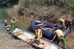 Các lực lượng chức năng nỗ lực tìm kiếm nạn nhân. (Ảnh: TTXVN)