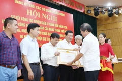 Ông Đinh Đăng Quang, Phó Bí thư Đảng ủy, Phó Tổng Giám đốc Thông tấn xã Việt Nam nhận Bằng khen của Đảng ủy Khối các cơ quan Trung ương về thành tích xuất sắc trong học tập và làm theo tấm gương, đạo đức, phong cách Hồ Chí Minh (từ 2018 đến 20/5/2020). (Ả