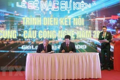 Các đơn vị ký kết hợp đồng chuyển giao công nghệ tại sự kiện trình diễn, kết nối cung-cầu công nghệ 2019 (TechDemo 2019). (Nguồn: TTXVN)