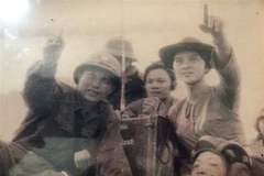 Cô gái Nguyễn Thị Ngọc Mỹ đội nón tai bèo ngồi trên xe tăng hướng dẫn bộ đội tiến vào giải phóng Sài Gòn trong cuộc tổng tiến công mùa Xuân năm 1975 (ảnh tư liệu). (Ảnh: Nguyễn Văn Việt/TTXVN)