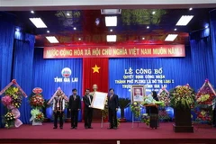 Phó Thủ tướng Chính phủ Trịnh Đình Dũng trao Quyết định công nhận thành phố Pleiku đạt tiêu chí đô thị loại I trực thuộc tỉnh Gia Lai. (Ảnh: Hoài Nam/TTXVN)