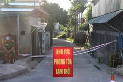 Một khu dân cư ở Khu phố 2, phường Đông Giang, thành phố Đông Hà bị phong tỏa. (Ảnh: Nguyên Lý/TTXVN)