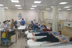 Cấp cứu các công nhân bị ngộ độc. (Ảnh minh họa. Nguồn: TTXVN)