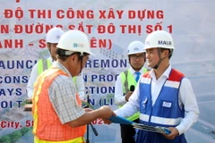 Đại diện MAUR trao biên bản ghi nhớ đẩy nhanh tiến độ thi công dự án metro số 1 cho đại diện các liên danh nhà thầu. (Ảnh: Tiến Lực/TTXVN)