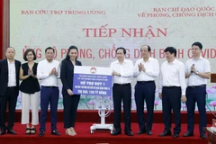 Chủ tịch Ủy ban Trung ương Mặt trận Tổ quốc Việt Nam Trần Thanh Mẫn và Bộ trưởng, Chủ nhiệm Văn phòng Chính phủ Mai Tiến Dũng cùng Quyền Bộ trưởng Bộ Y tế Nguyễn Thanh Long tiếp nhận ủng hộ 500 máy thở của các nhà tài trợ. (Ảnh: Dương Giang/TTXVN)