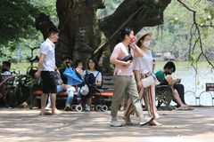 Người không đeo khẩu trang nơi công cộng bị phạt tiền tối đa đến 300.000 đồng. (Ảnh minh họa. Nguồn: TTXVN)