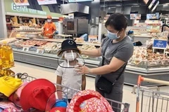 Mũ bảo vệ, phòng, chống dịch COVID-19 bán tại một siêu thị ở Thành phố Hồ Chí Minh. (Ảnh: TTXVN)