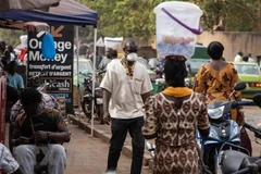 Người dân đeo khẩu trang phòng lây nhiễm COVID-19 tại Ouagadougou, Burkina Faso, ngày 16/3/2020. (Ảnh: AFP/TTXVN)