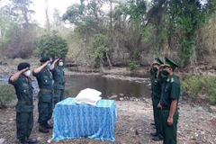 Bộ đội biên phòng Đắk Nông tặng gạo cho lực lượng bảo vệ biên giới Vương quốc Campuchia. (Ảnh: TTXVN)