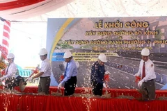  Đại biểu thực hiện nghi thức khởi công các công trình xây dựng đường Bờ Kênh và đường ranh phường 2-phường 9. (Ảnh: Lê Thúy Hằng/TTXVN)