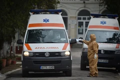 Xe cứu thương chở bệnh nhân tới khu điều trị COVID-19 tại bệnh viện ở Tandarei, Romania, ngày 4/4/2020. (Ảnh: AFP/TTXVN)