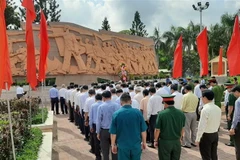 Các đại biểu dành phút mặc niệm trước phù điêu đồng chí Châu Văn Liêm và cuộc biểu tình ngày 4/6/1930. (Ảnh: Đức Hạnh/TTXVN)