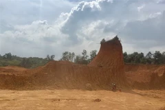 Tan hoang cả vùng đồi bị khai thác đất trái phép ở thôn Quy Mông, xã Phú Sơn (Ba Vì, Hà Nội). (Ảnh: Nguyễn Thắng/TTXVN)